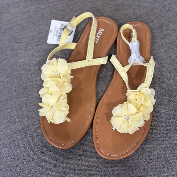 Mixx Shuz Shoes - NWT MIXIT Light Yellow Floral Sandals